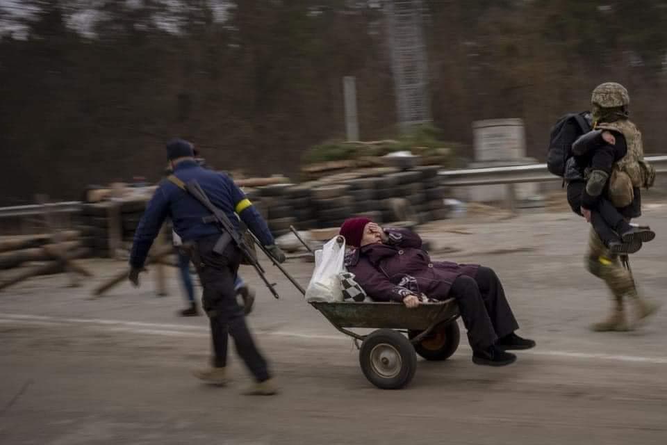 День одиннадцатый. Людей пытаются эвакуировать из разрушенных обстрелами Мариуполя и Ирпеня