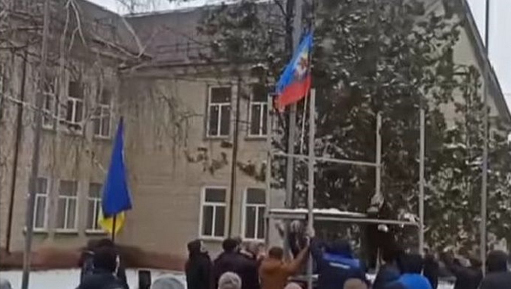 В захваченном Старобельске люди вышли на митинг против “освободителей” и сожгли флаг “ЛНР”