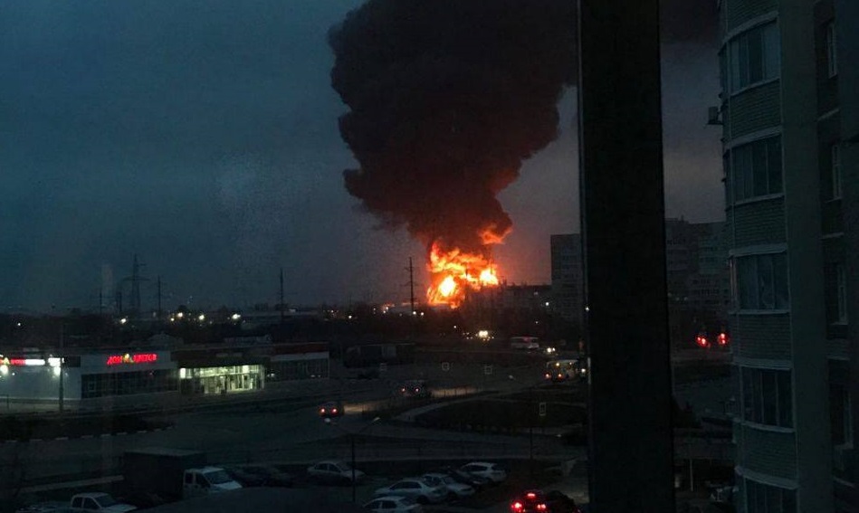 В Белгороде взрывы и масштабный пожар на нефтебазе, в которых обвиняют Украину