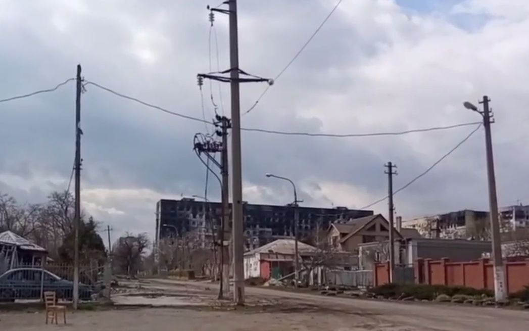 Жителям Мариуполя выдают пропуска. Без них на улицу выходить нельзя