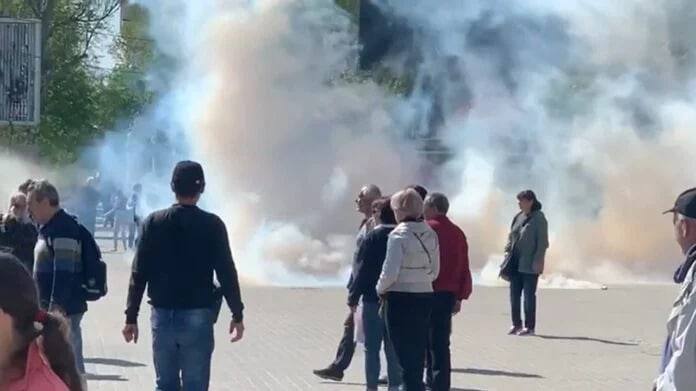 Херсонцы вышли на митинг против российской оккупации. Их разгоняли светошумовыми гранатами