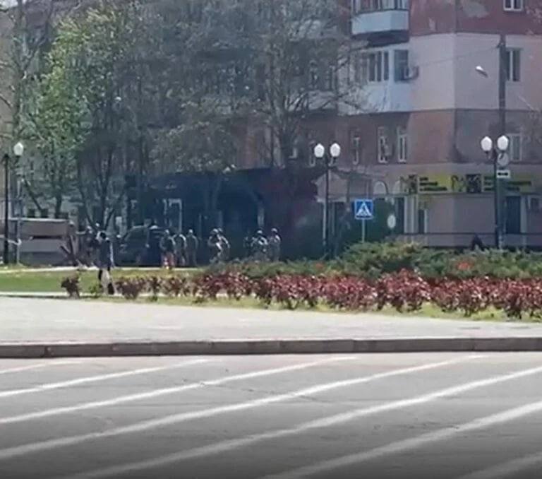 Херсонцы вышли на митинг против российской оккупации. Их разгоняли светошумовыми гранатами