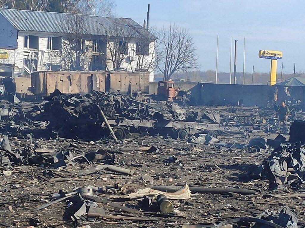 В “ЛНР” заявляют об уничтожении склада с удобрениями, но на месте взрыва лежат гильзы