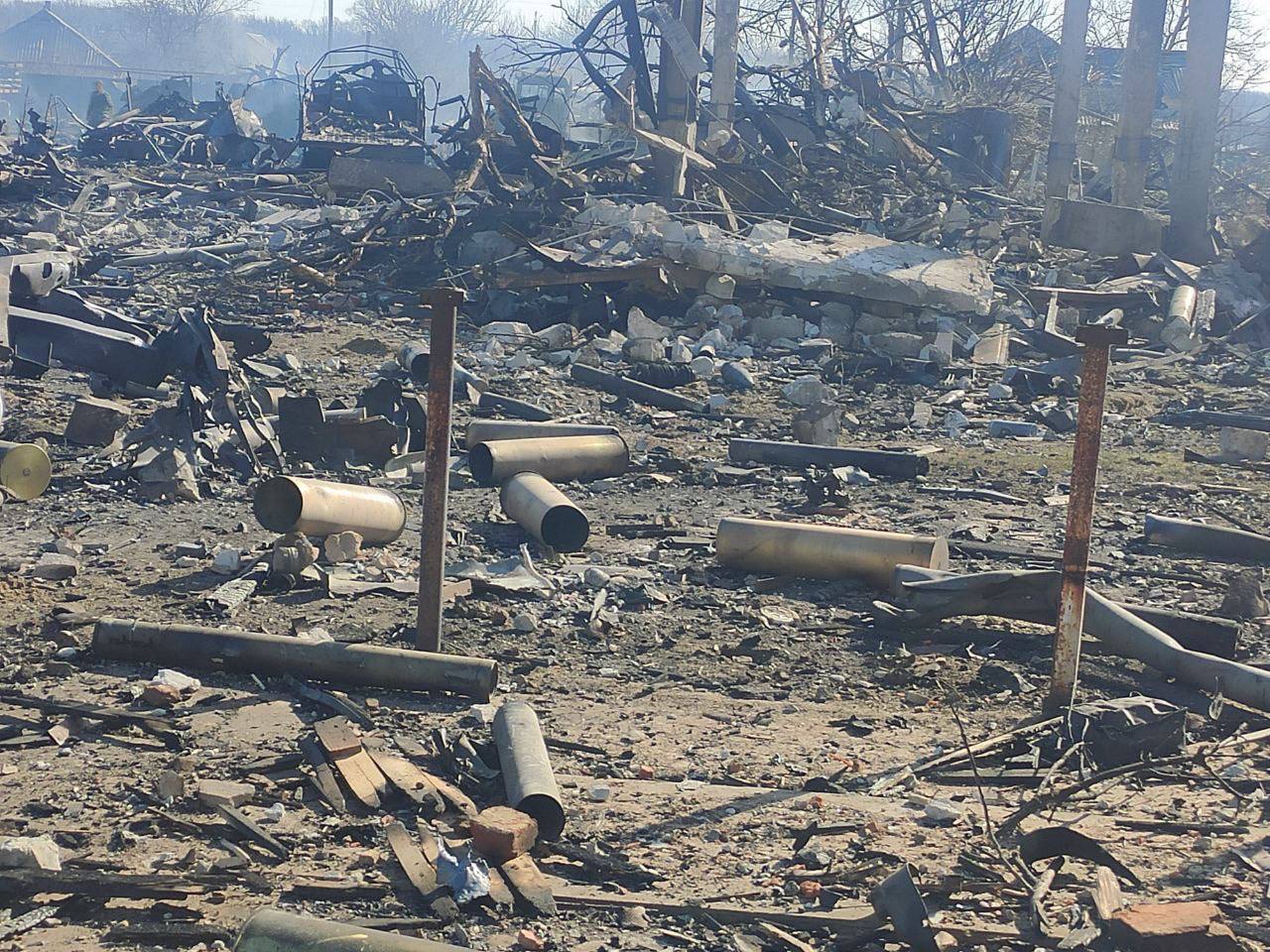В “ЛНР” заявляют об уничтожении склада с удобрениями, но на месте взрыва лежат гильзы