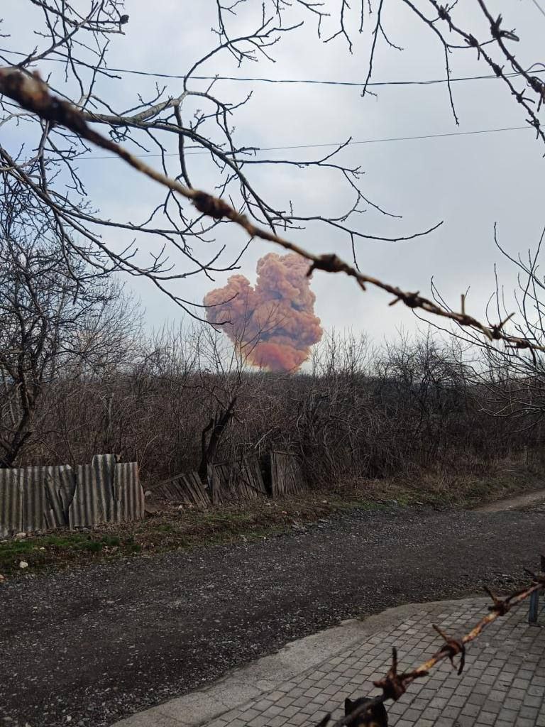В Рубежном оккупанты попали в цистерну с азотной кислотой. Над городом поднялось оранжевое облако