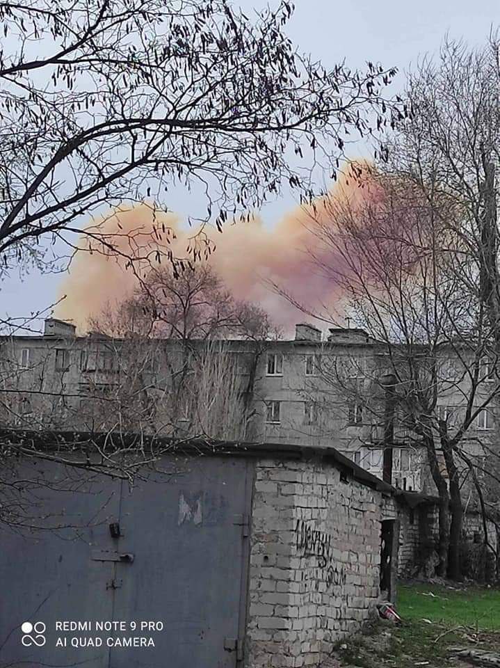 Оккупанты снова попали в цистерну с азотной кислотой возле Рубежного. Оранжевое облако полетело в сторону российских позиций