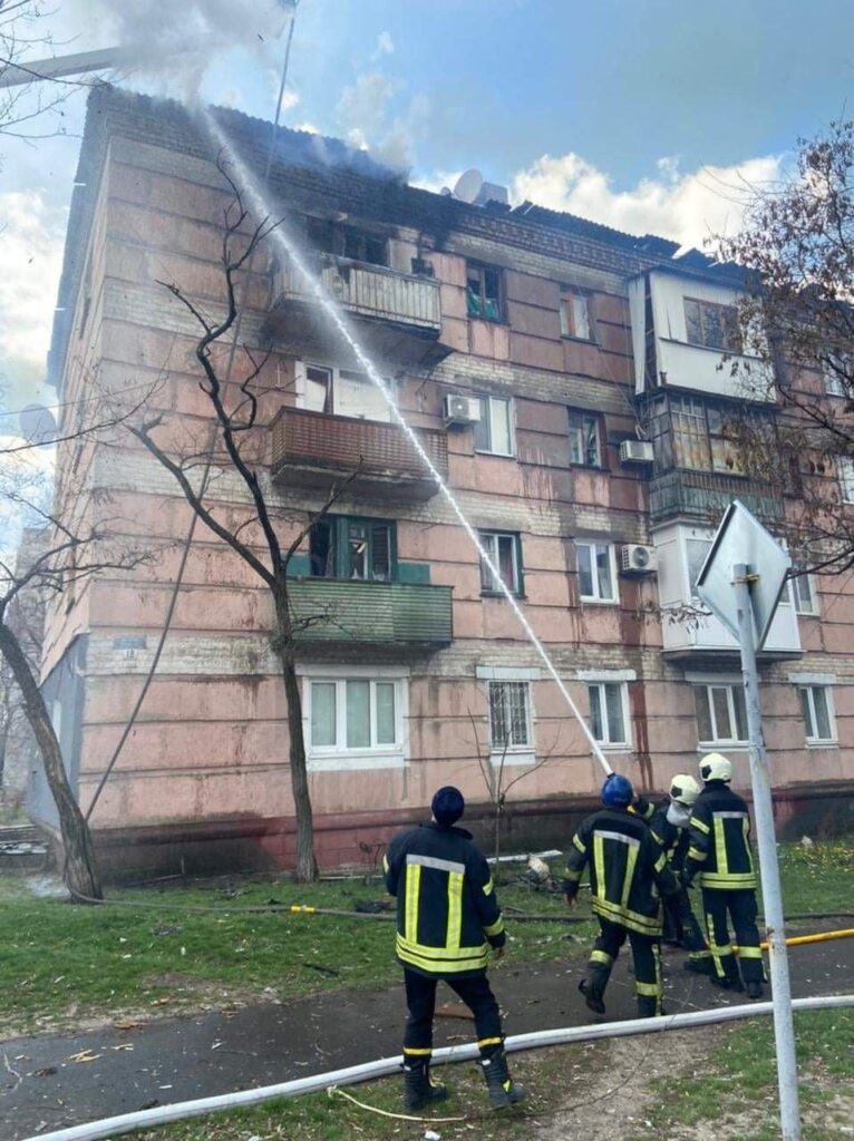Оккупанты обстреляли Северодонецк. Горят не меньше 10 жилых домов