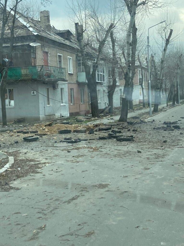 Оккупанты обстреляли Северодонецк. Горят не меньше 10 жилых домов