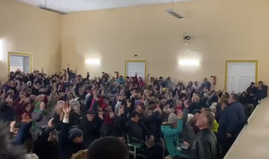 Обещали говорить о пенсиях, а заставили голосовать. В Запорожской области рассказали, как громаду “присоединяли” к “ДНР”