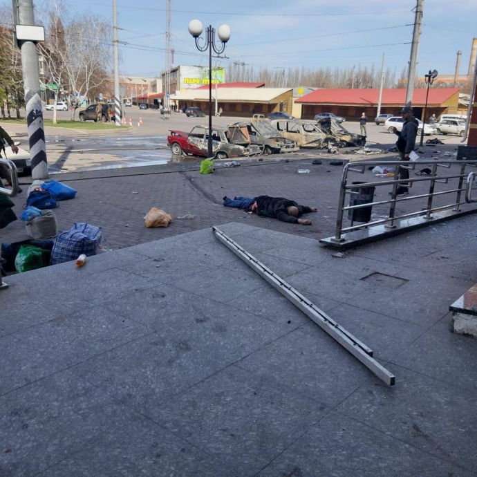 Россияне нанесли удар ракетой по вокзалу в Краматорске и обвинили в этом Украину (ОБНОВЛЕНО)