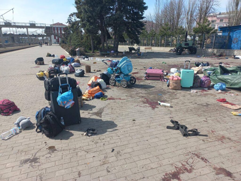 Россияне нанесли удар ракетой по вокзалу в Краматорске и обвинили в этом Украину (ОБНОВЛЕНО)