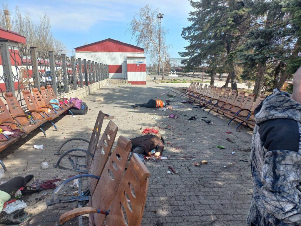 Россияне нанесли удар ракетой по вокзалу в Краматорске и обвинили в этом Украину (ОБНОВЛЕНО)