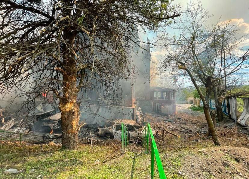 В Лисичанске в результате обстрела оккупантов сгорела гимназия, построенная больше 100 лет назад