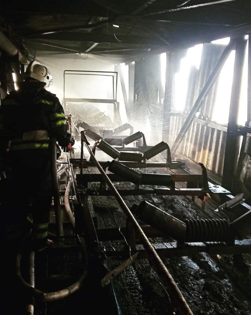 В Лисичанске на шахте горел уголь. Понадобилось 8 тонн воды, чтобы его потушить