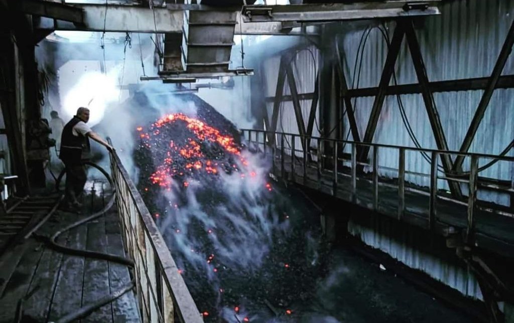 В Лисичанске на шахте горел уголь. Понадобилось 8 тонн воды, чтобы его потушить