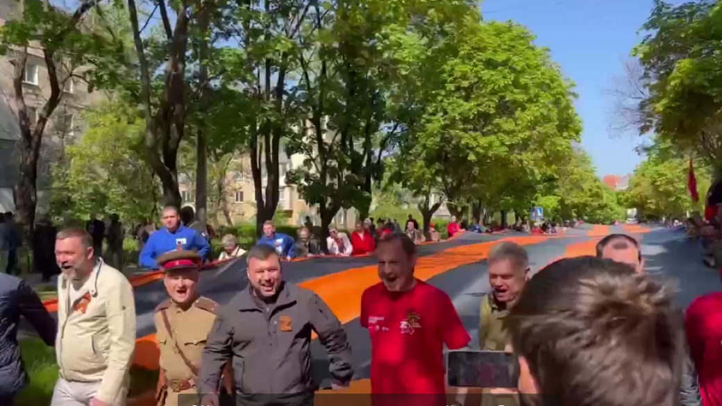 Россияне провели в Мариуполе парад. На него свозили людей из других городов