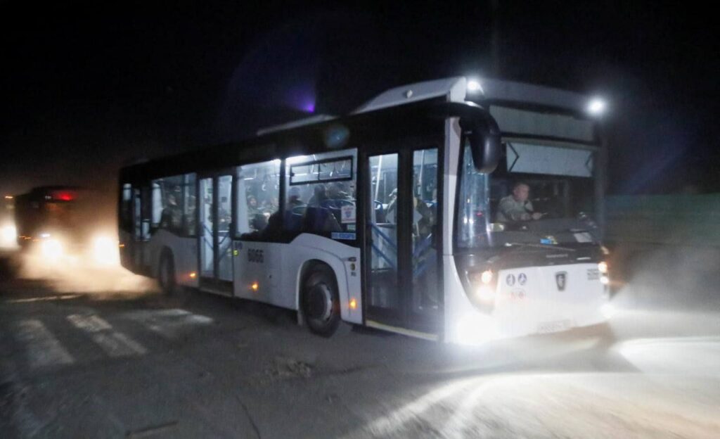 С территории &#171;Азовстали&#187; выехали около 10 автобусов с украинскими военными