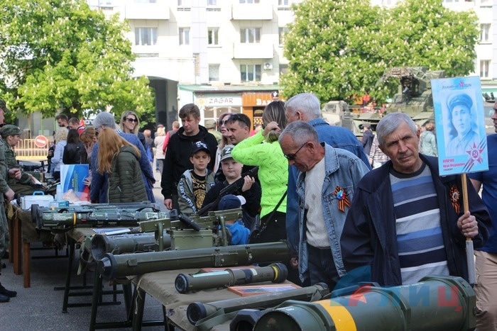 В Луганске 9 мая прошло без военного парада. Показали только пулеметы и сломанную технику