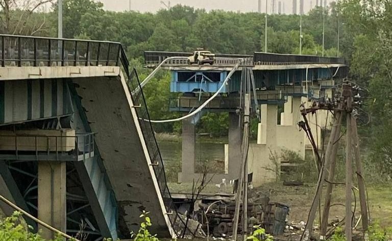 На Луганщине РФ взорвала мост, который уже разрушала в 2014 году