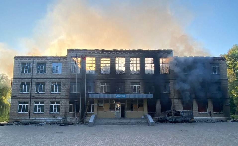 Российские снаряды попал в школу в Авдеевке. От здания остались только стены