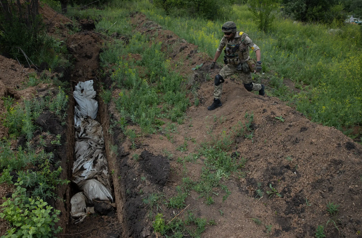 СМИ показали братскую могилу в Лисичанске, в которой хоронят тех, у кого не осталось родственников