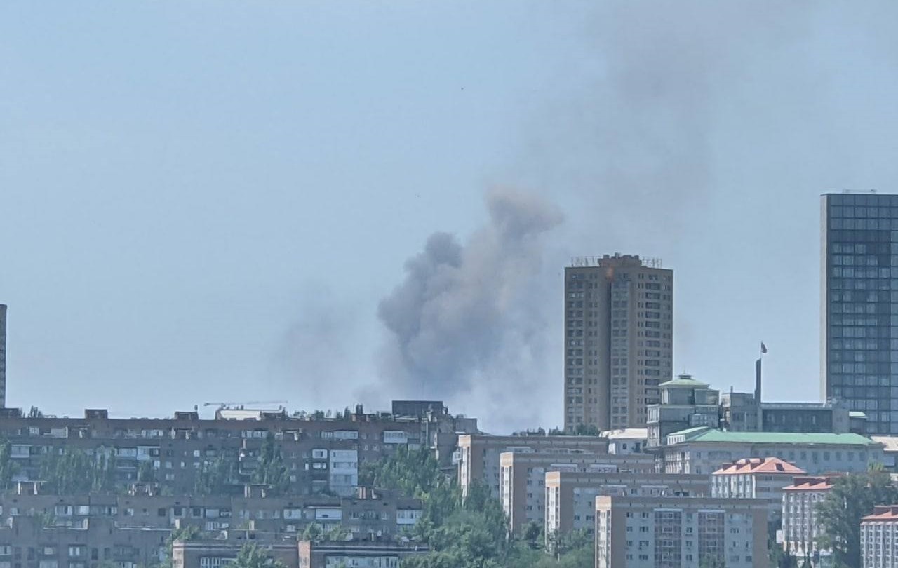 Сегодня Донецк весь день находился под обстрелами. Горел склад с боеприпасами