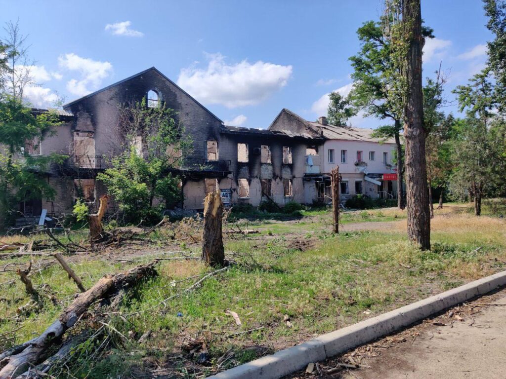 Обстрел химзавода, дома в руинах и следы пожарищ. Гайдай показал свежие фото из Луганской области
