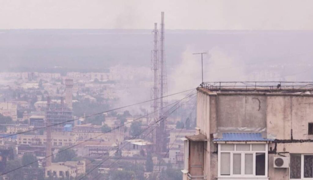 Обстрел химзавода, дома в руинах и следы пожарищ. Гайдай показал свежие фото из Луганской области
