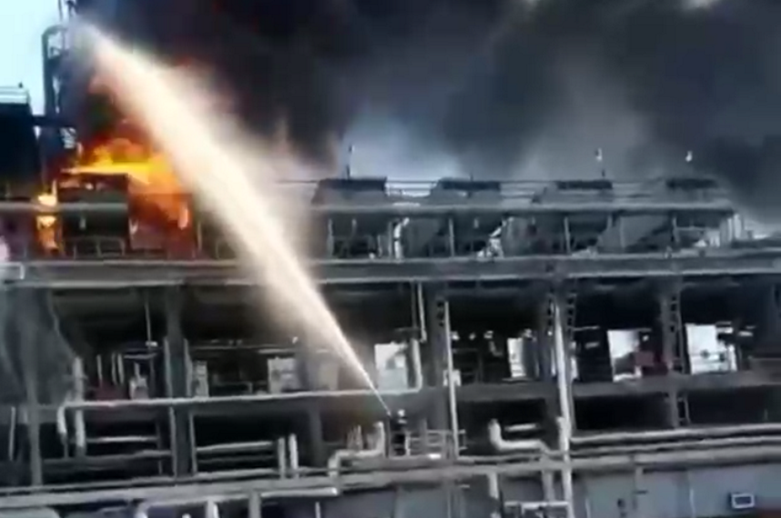 В Ростовской области произошел пожар на нефтеперерабатывающем заводе. До этого в небе видели беспилотник