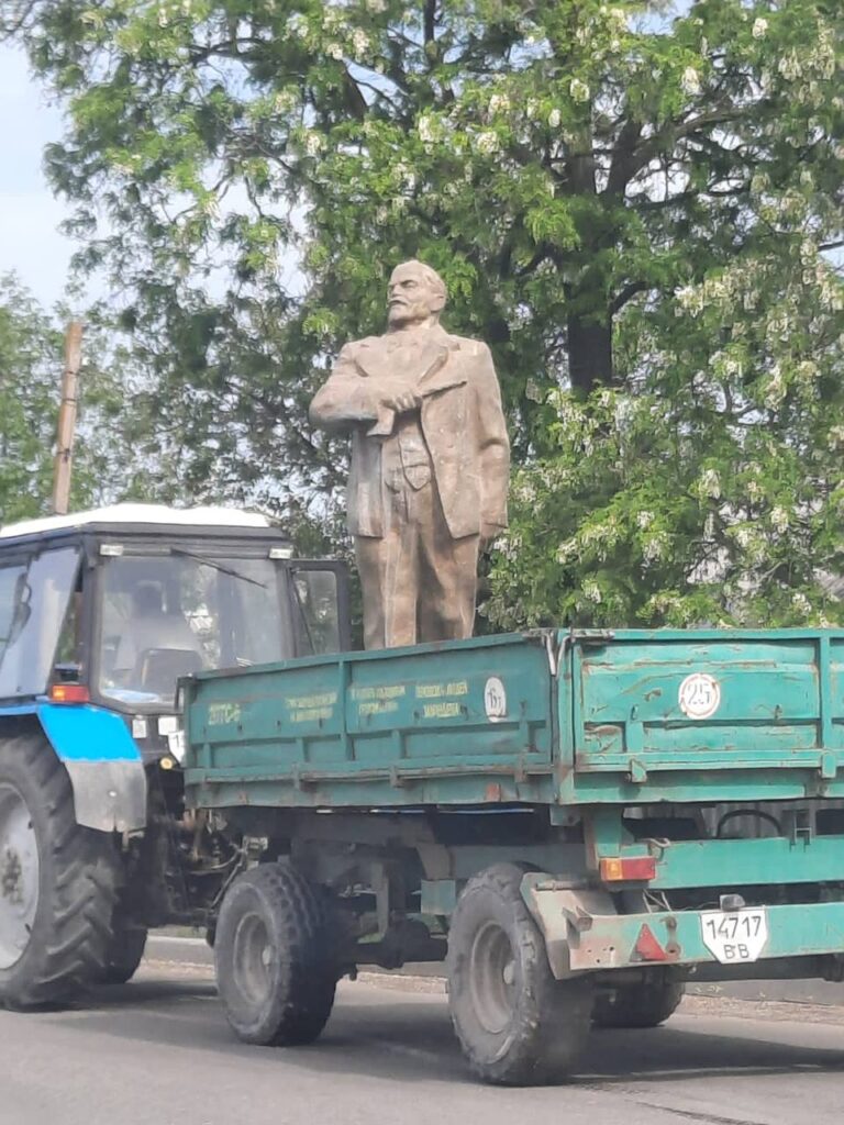 В оккупированном Новопскове на постамент поставили “покойника”