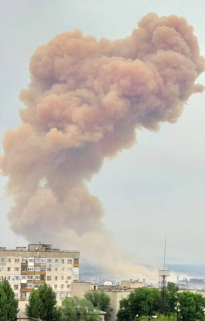 В Северодонецке снаряд попал в цистерну с азотной кислотой