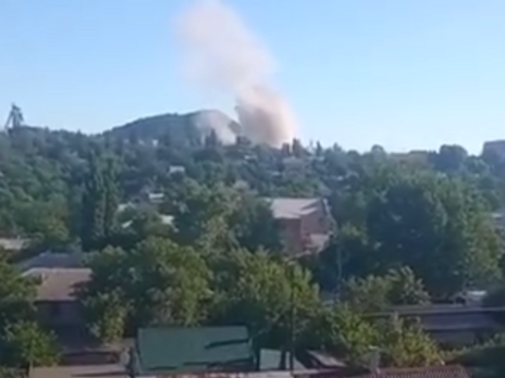 В Перевальске горит воинская часть. В “ЛНР” заявили, что туда ударила ракета РСЗО HIMARS