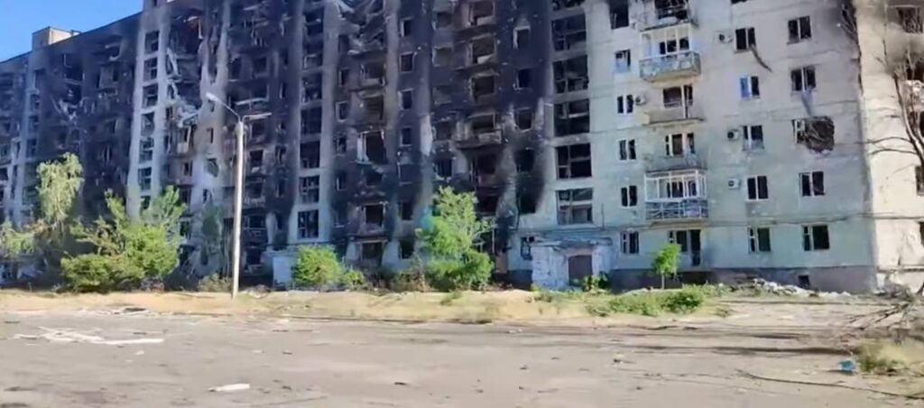 По Лисичанску нанесли несколько авиаударов. Пострадал нефтеперерабатывающий завод, – Гайдай