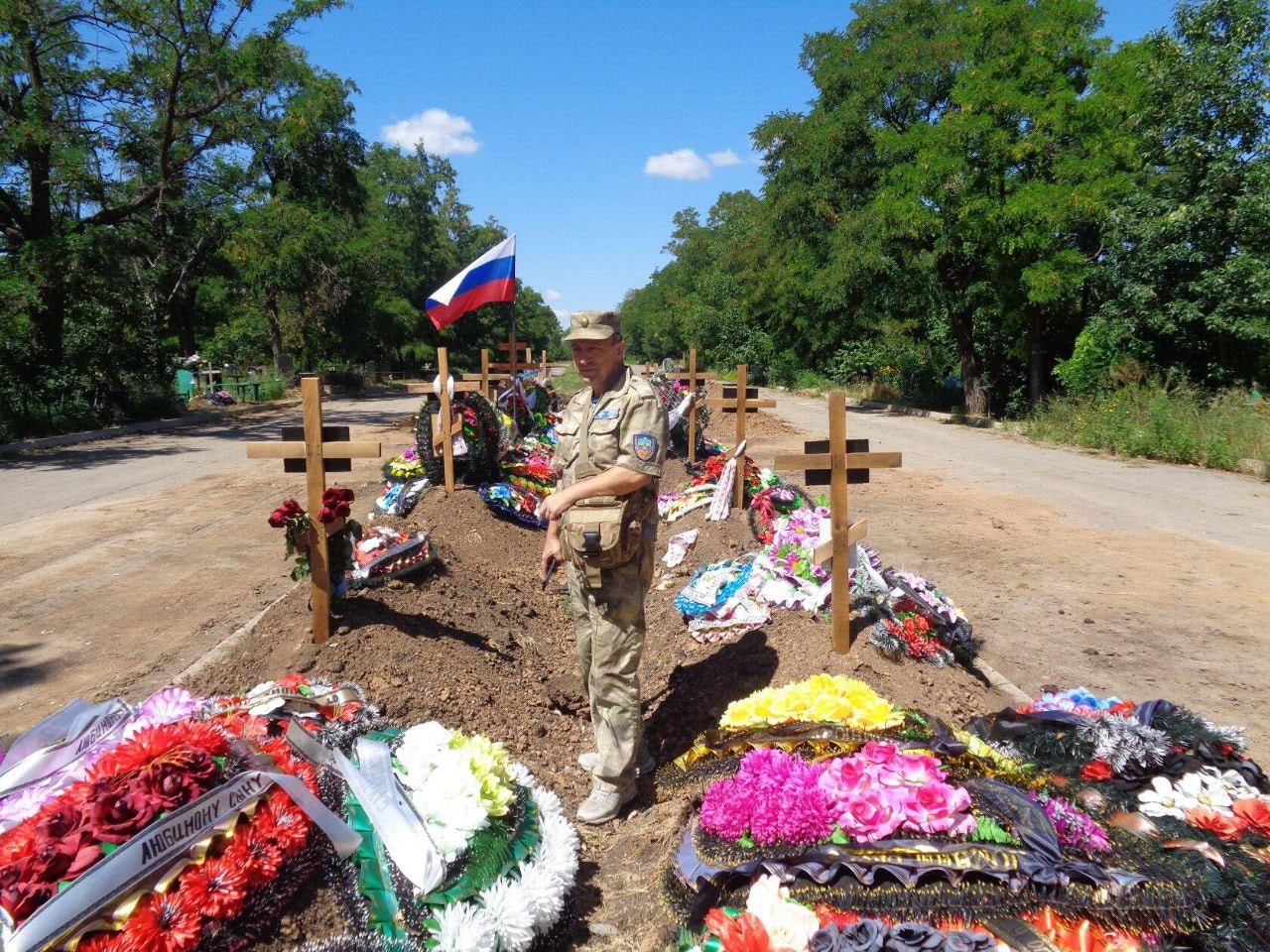 На окупованій території показали свіжі могили бойовиків