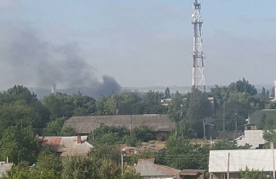 В Кадиевке возле здания школы горит техника оккупантов