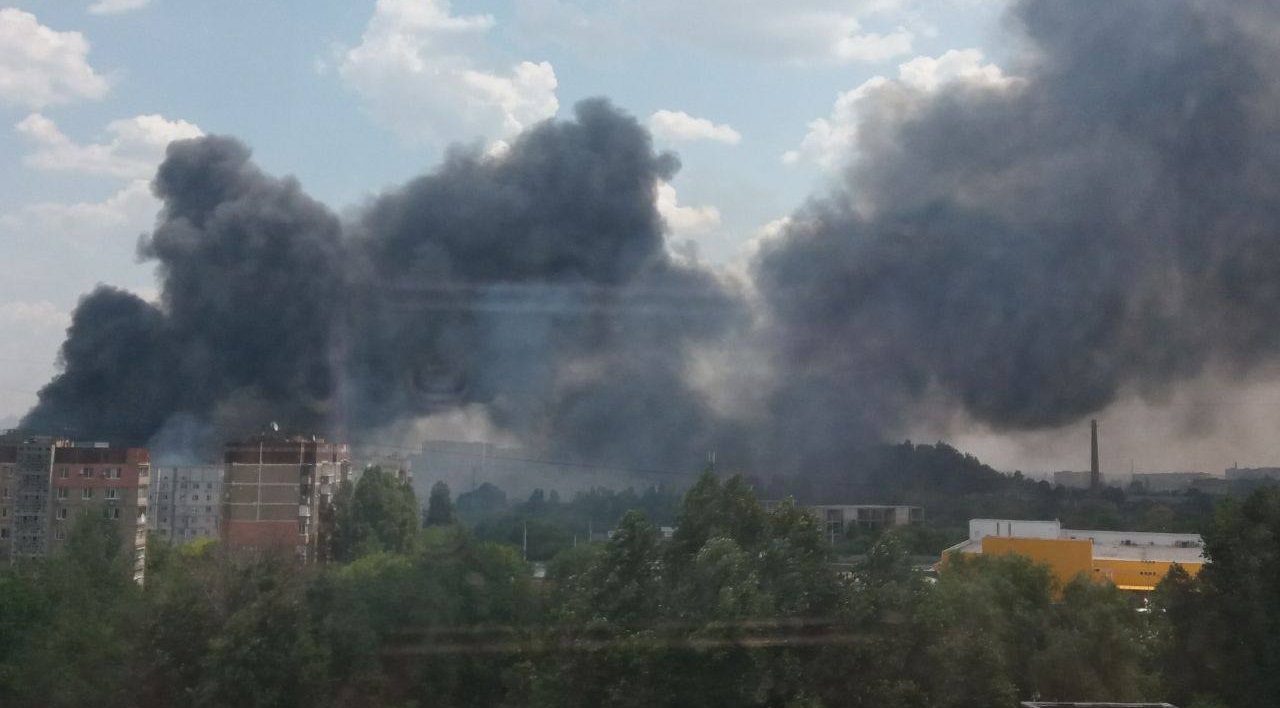 В Донецке взрываются российские боеприпасы на складе в “Камаз-центре”