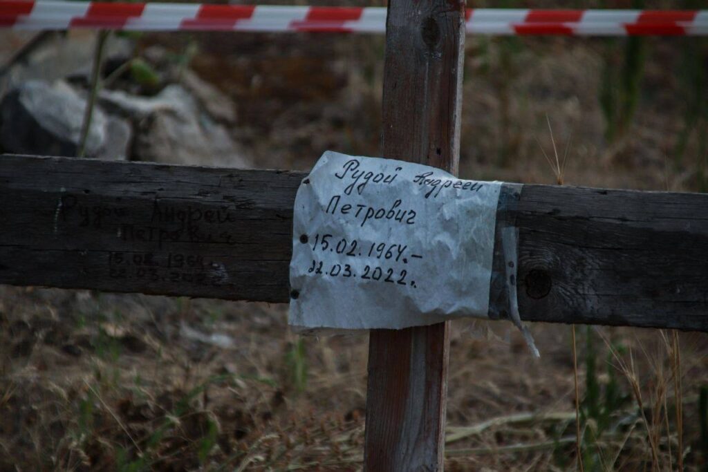 В Рубіжному окупанти намагаються &#171;впорядкувати&#187; стихійні поховання