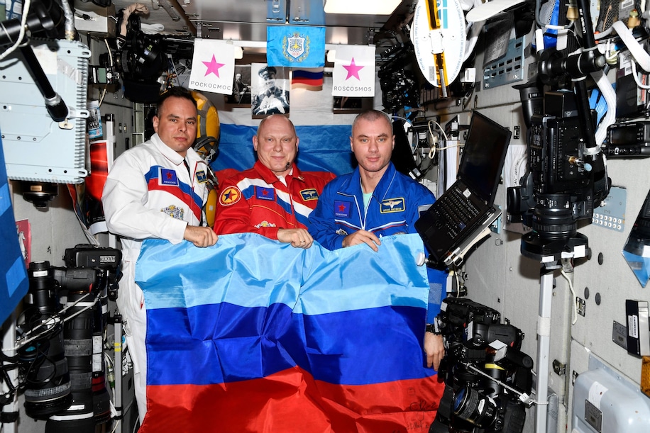 Российские космонавты сфотографировались на орбите с флагом “ЛНР”. В NASA судили пропаганду войны