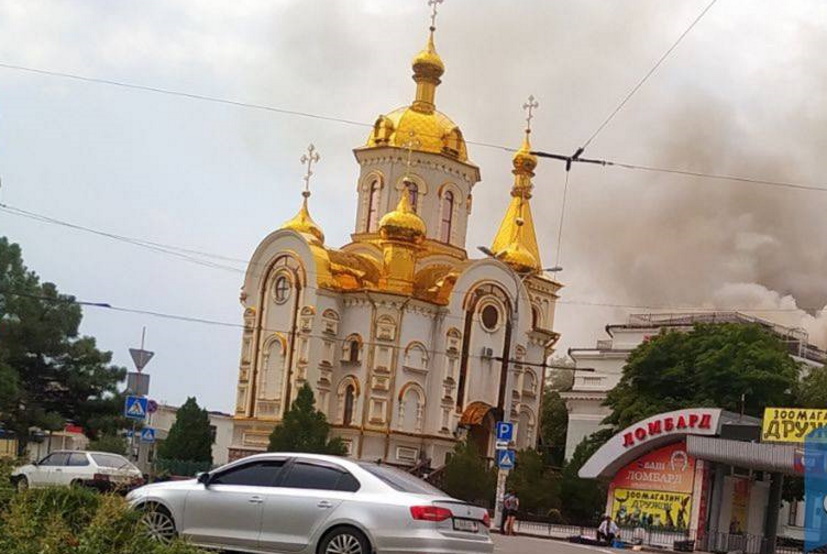 У Донецьку загорівся залізничний вокзал. Його не поспішають гасити