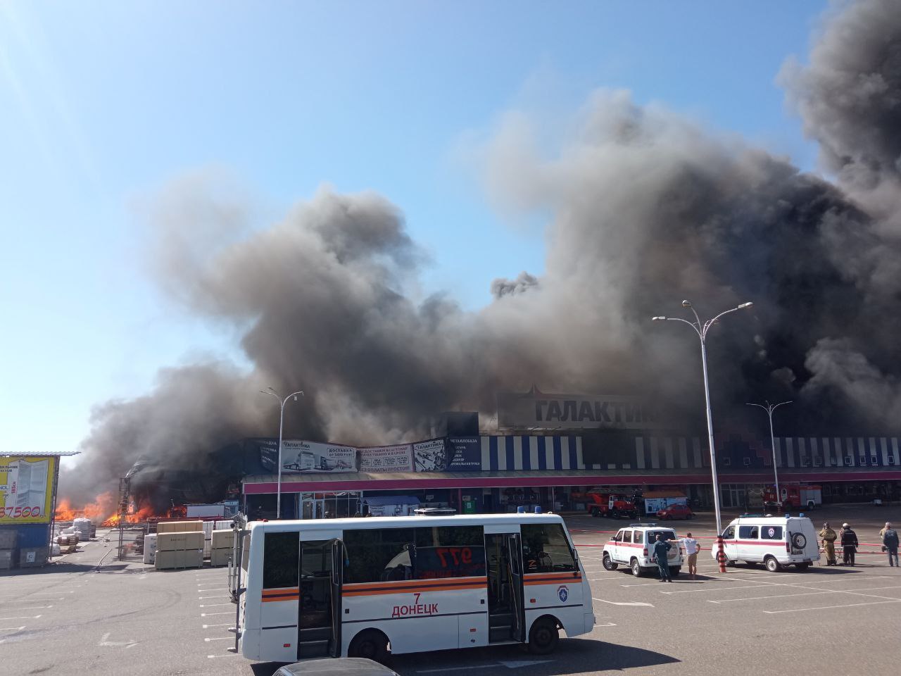 У Донецьку згорів ТЦ “Галактика”