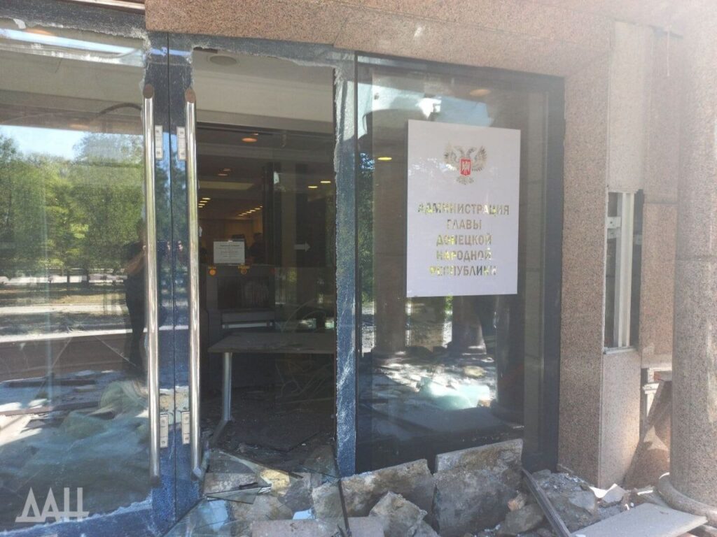 У центрі Донецька вибухи. Повідомляють про пряме влучання в “адміністрацію” Деніса Пушиліна