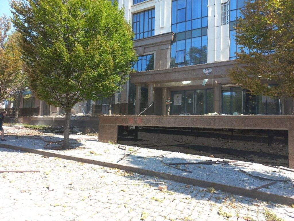 У центрі Донецька вибухи. Повідомляють про пряме влучання в “адміністрацію” Деніса Пушиліна