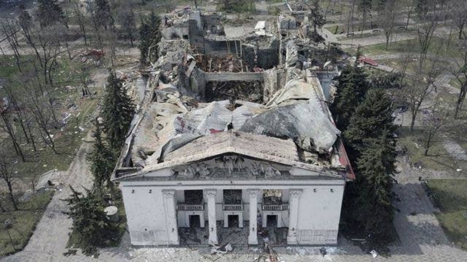 Наказали тихо бетонувати. Окупанти в Маріупольському драмтеатрі заливають бетоном тіла загиблих, — СтартКом ЗСУ
