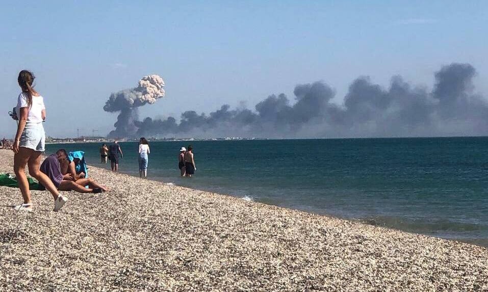 В соцмережах показали вибухи на військовому аеродромі у Криму