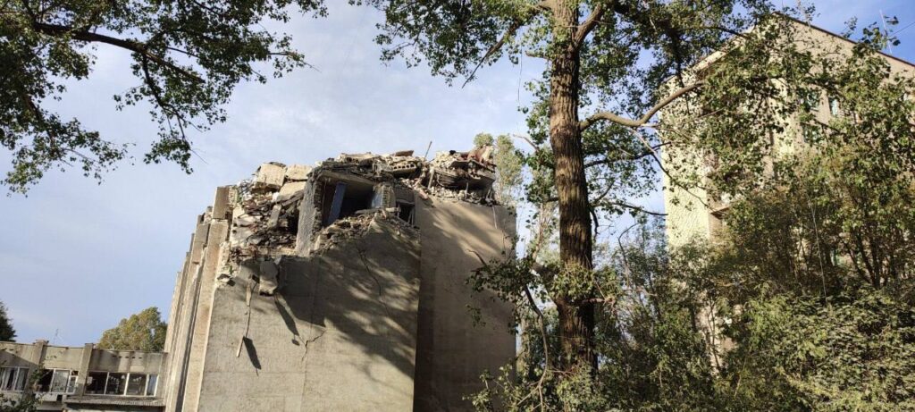В “ЛНР” заявили про ракетний удар по готелю “Донбас”. Там була база російських військових