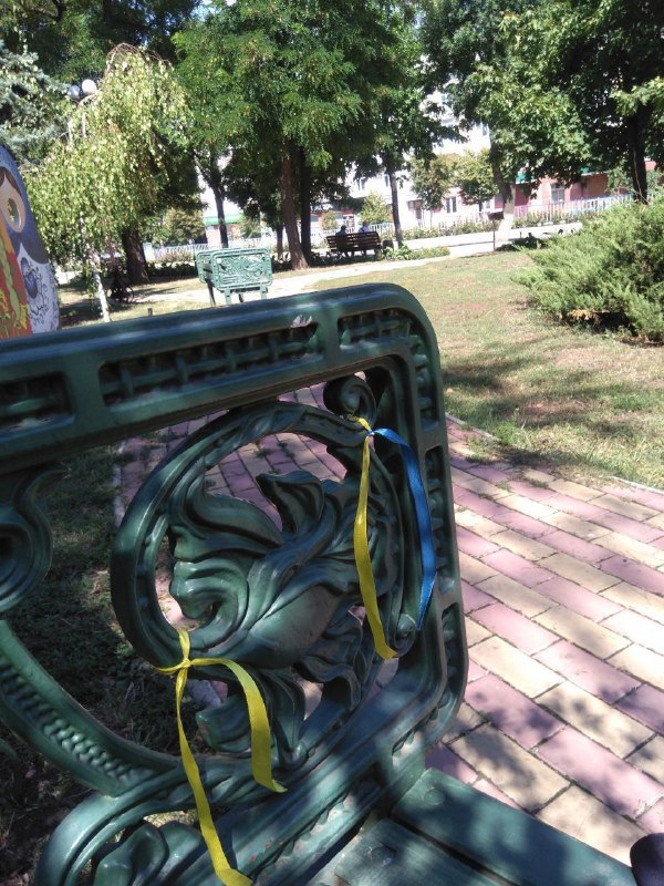 В Луганську невідомі розвісили в центрі жовто-блакитні стрічки