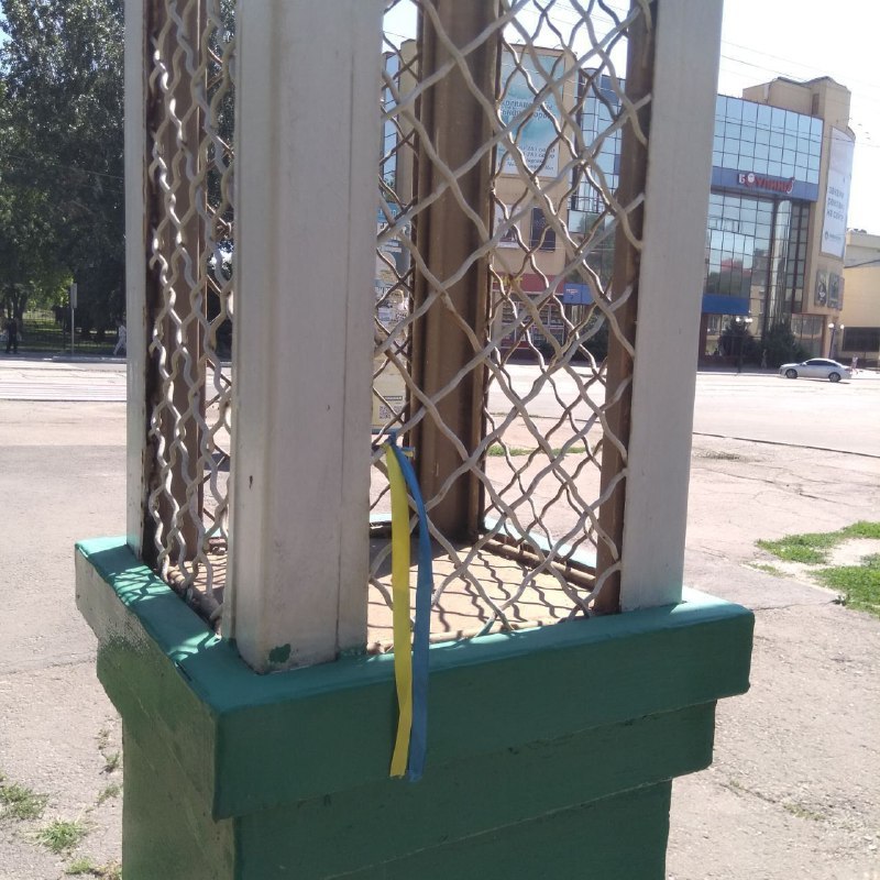 В Луганську невідомі розвісили в центрі жовто-блакитні стрічки