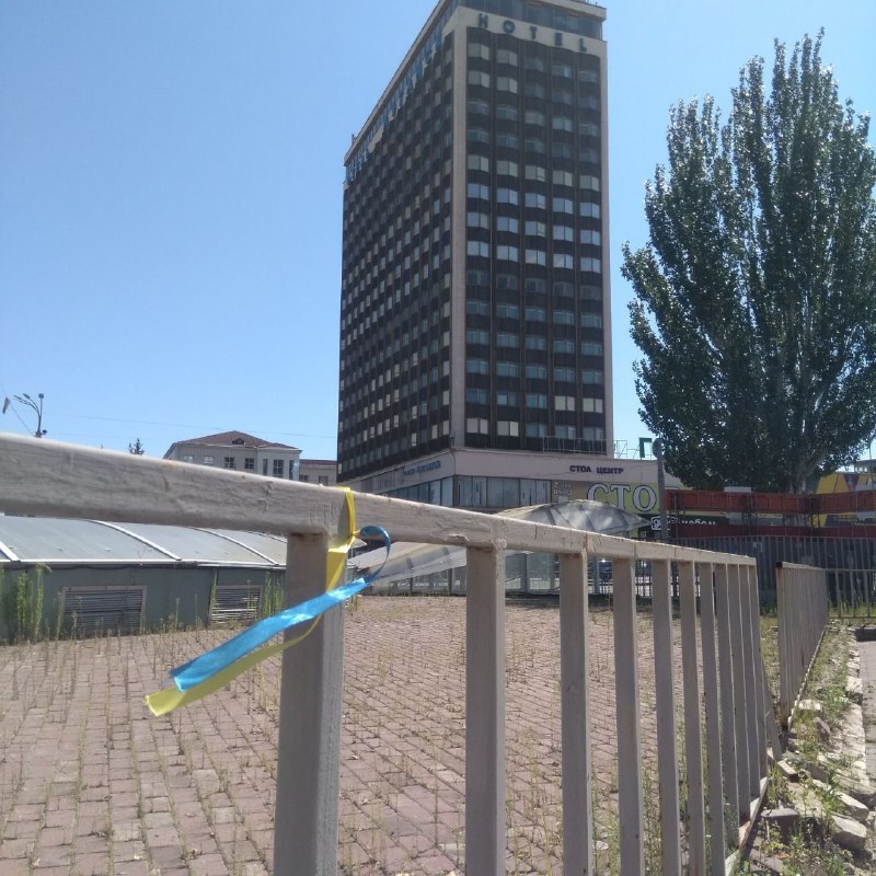 В Луганську невідомі розвісили в центрі жовто-блакитні стрічки