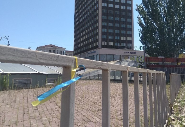 В Луганську невідомі розвісили в центрі жовто-блакитні стрічки