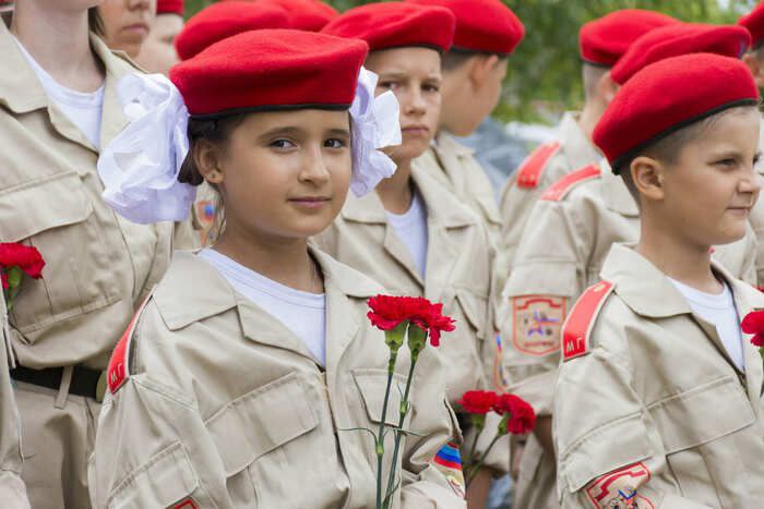 Луганські окупанти провели посвяту маленьких дітей до лав &#8220;Юнармії&#8221;